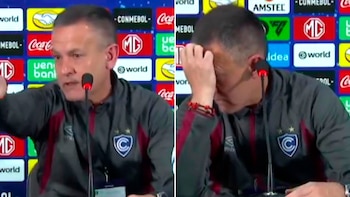 El explosivo cruce de un entrenador argentino con los periodistas tras el triunfo de su equipo: “Hacen cada pregunta boluda”