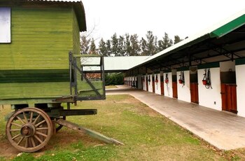 También se practica equitación y