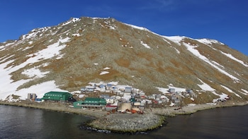La Pequeña Diomede pertenece a Alaska, tiene una comunidad estable y la Gran Diomede forma parte de Rusia sin población civil permanente (Wikimedia Commons)