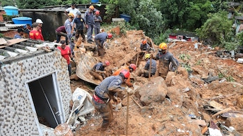 Rescatistas trabajan en San Pablo (GUILHERME DIONIZIO / AFP)