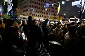 Miles de personas protestan contra la ley marcial frente a la Asamblea surcoreana (REUTERS/Kim Soo-hyeon)