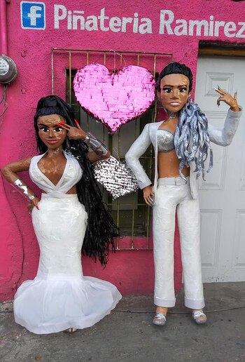 Piñatas de Karol G y