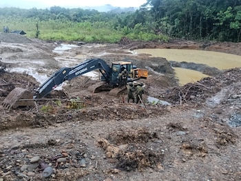 Las tropas inutilizaron una excavadora, una clasificadora, mangueras y 300 galones de ACPM durante el operativo - crédito Ejército