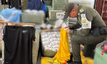 La Policía Fiscal y Aduanera revisa la mercancía de contrabando valuada en más de 18 mil millones de pesos, incautada en Buenaventura - crédito Policía Nacional