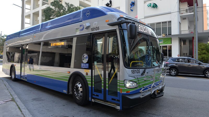 El recorte de rutas en Miami-Dade afecta distritos clave y prioriza el ahorro fiscal anual de USD 2,01 millones (Miami-Dade County).