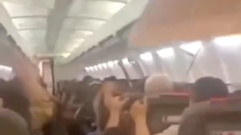 Terror a bordo de un avión en Irán: se desprendió el techo en pleno vuelo y debieron aterrizar de emergencia
