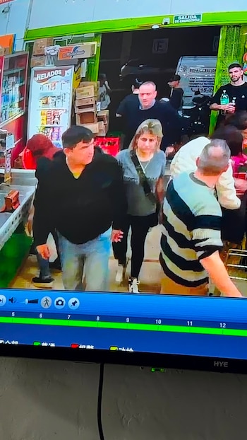 Ayala y su pareja en el supermercado, horas antes del crimen de Chen Jian