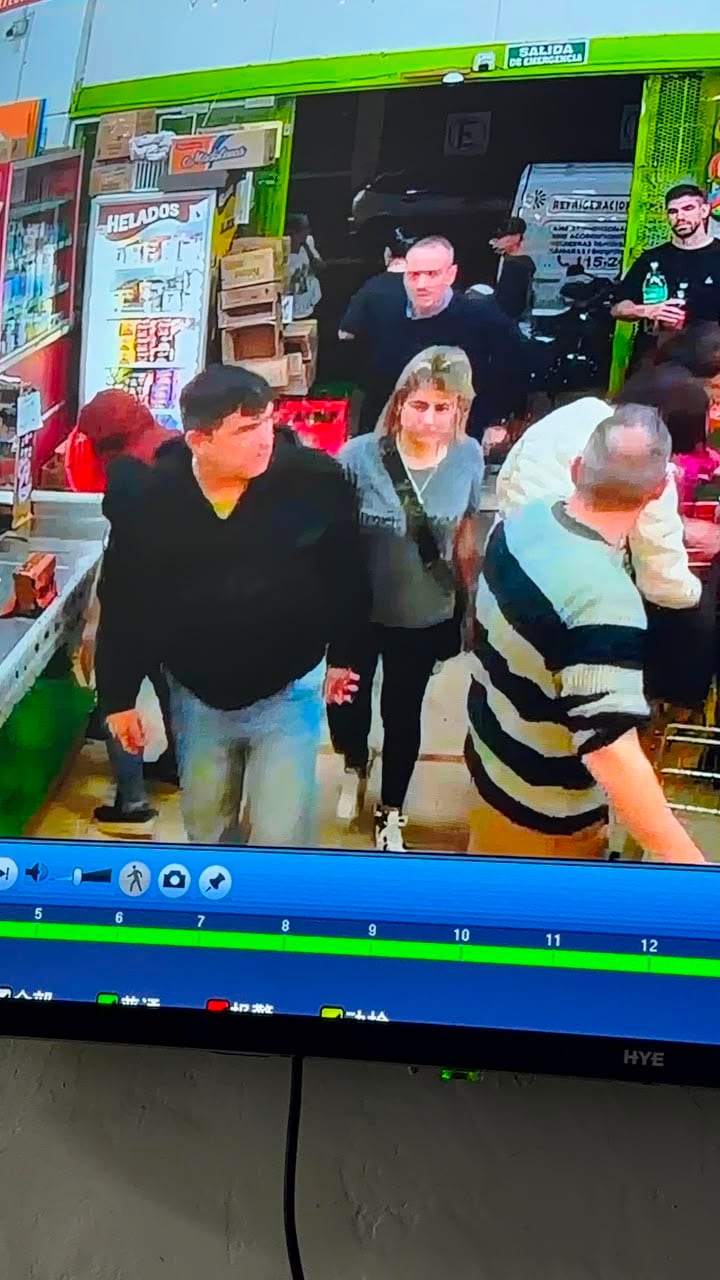 Ayala y su pareja en el supermercado, horas antes del crimen de Chen Jian