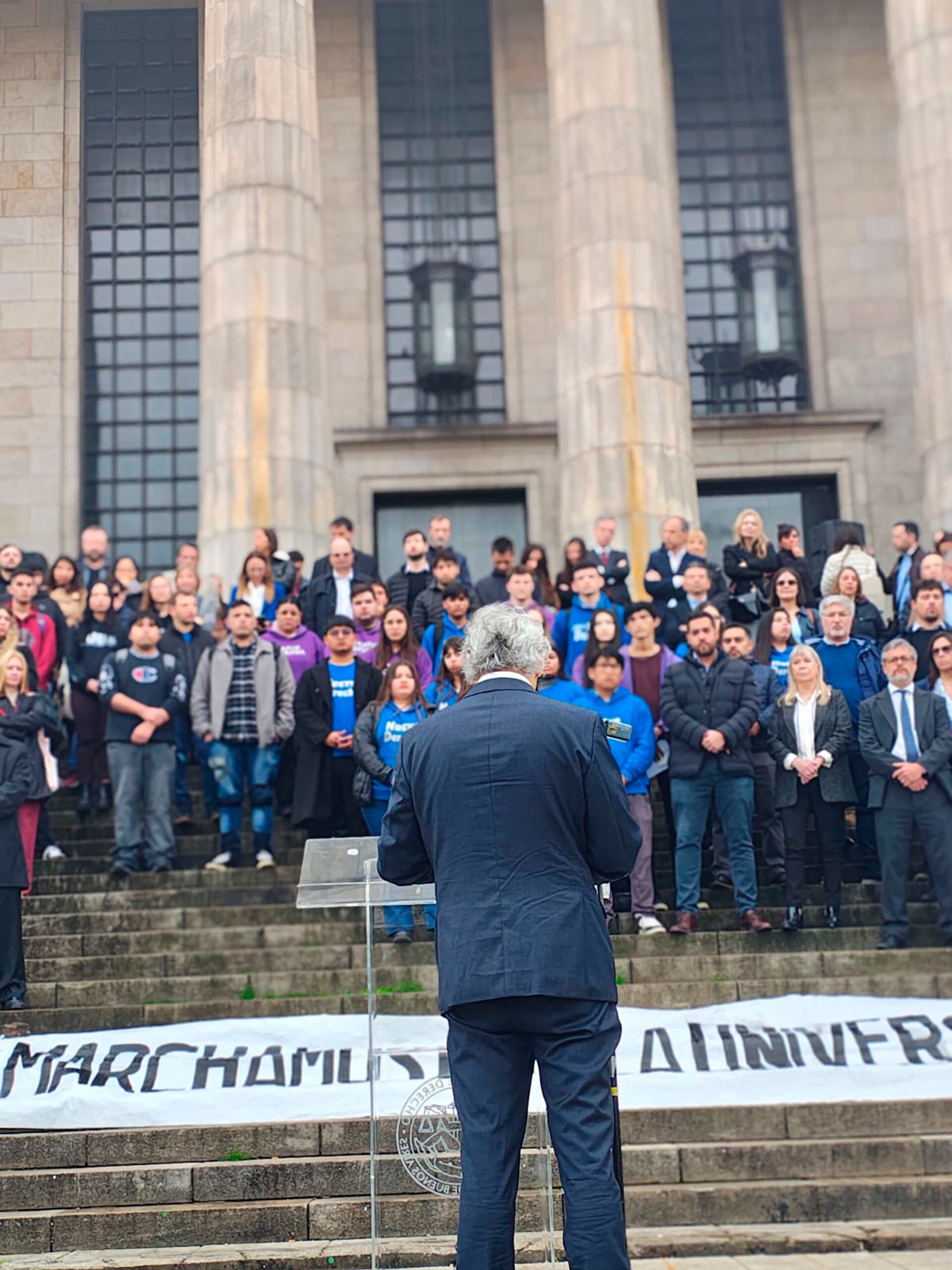 El Dr. Leandro Vergara frente a sus alumnos.