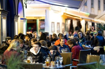 La gente disfruta de una