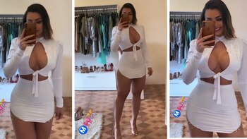 El vestido blanco tiene recortes