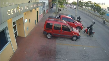 Video: un policía se defendió