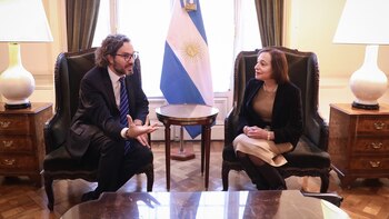 El Canciller Santiago Cafiero junto