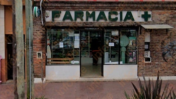 Fue a una farmacia, tropezó con un escalón sin señalizar y deberán indemnizarla con más de $25 millones