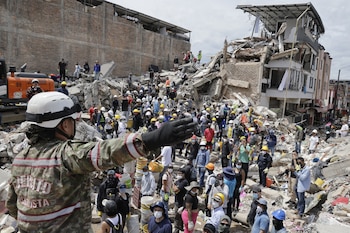 Colombia vive crucial fase de "ventana de vida" para rescatar personas desaparecidas tras el terremoto - crédito Carlos Ortega/EFE