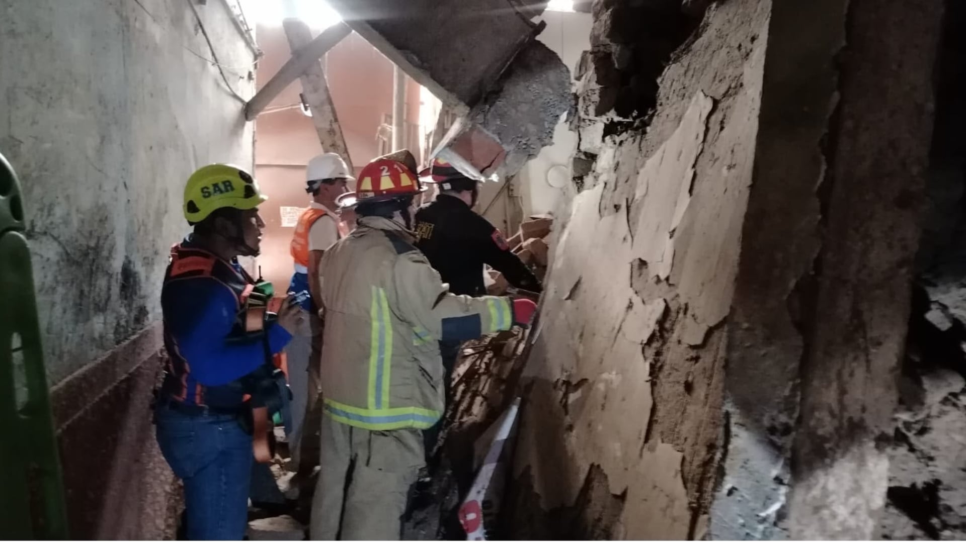 Dos personas son rescatadas tras derrumbe de casona en el Rímac mientras autoridades evalúan daños y riesgos del inmueble