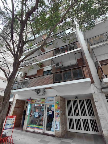 El departamento ubicado en Santos Dumont 2457.