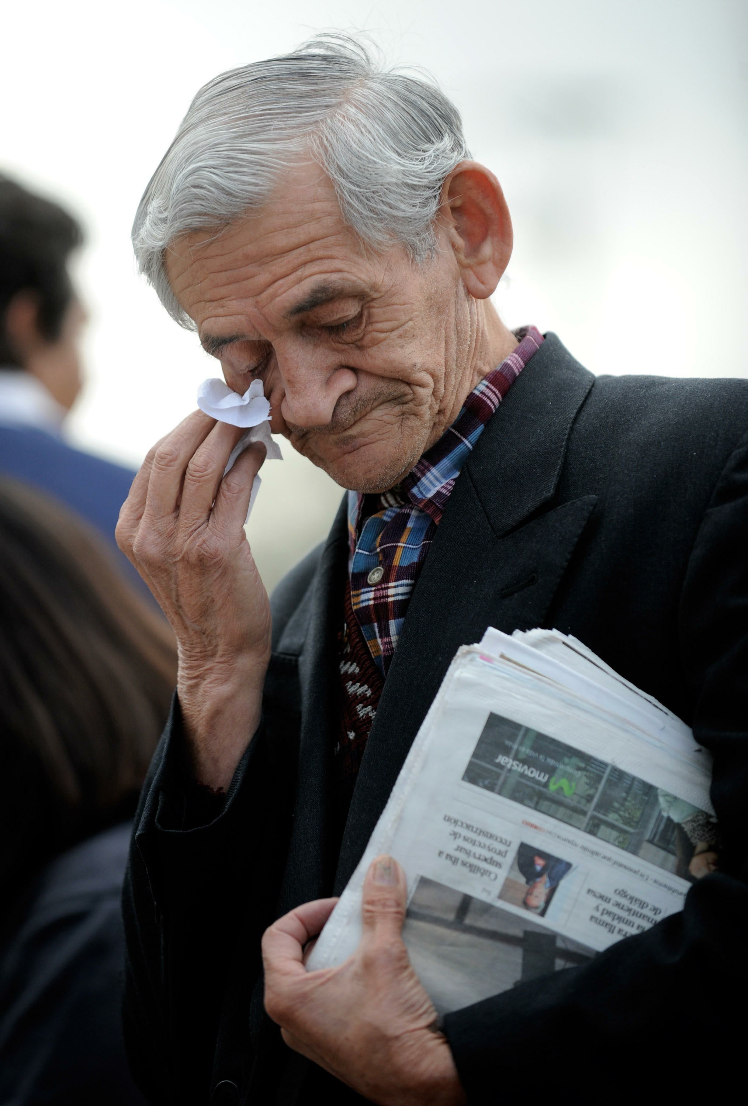 La muerte de Felipe Camiroaga golpeó a Chile por la trayectoria que había construido en TVN, Buenos Días a Todos, Animal Nocturno y el Festival de Viña del Mar. En la foto, un espectador llora la muerte de la estrella televisiva (AFP)