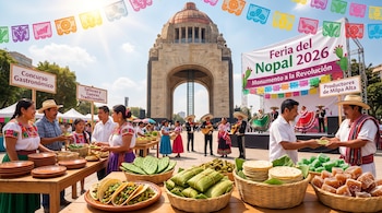 Mesas con alimentos hechos de nopal, músicos, bailarines y asistentes frente a un cartel de la Feria del Nopal 2026 y un monumento.