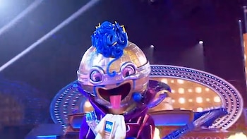 ‘Mask Singer’ revela la identidad de ‘Micrófono’, el primer desenmascarado de la temporada