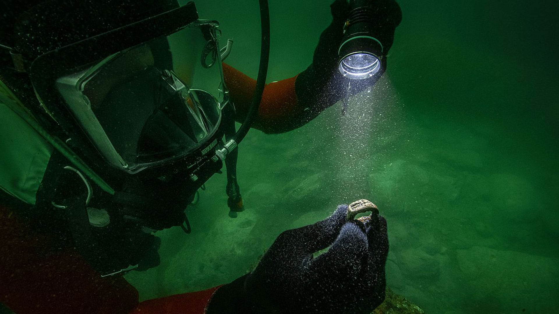 Arqueólogos subacuáticos hallaron en el puerto de Alejandría un anillo de sello con la primera imagen conocida del faro tallada en este tipo de pieza.