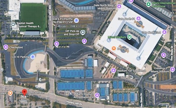 Imagen de mapa satelital mostrando el Hard Rock Stadium, sus estacionamientos y las calles circundantes, incluyendo un Sonic Drive-In al suroeste