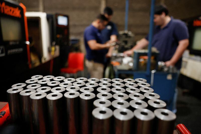 Trabajadores permanecen cerca de piezas de acero en una fábrica de partes metalmecánicas con aplicación a la industria. REUTERS/Daniel Becerril/Archivo