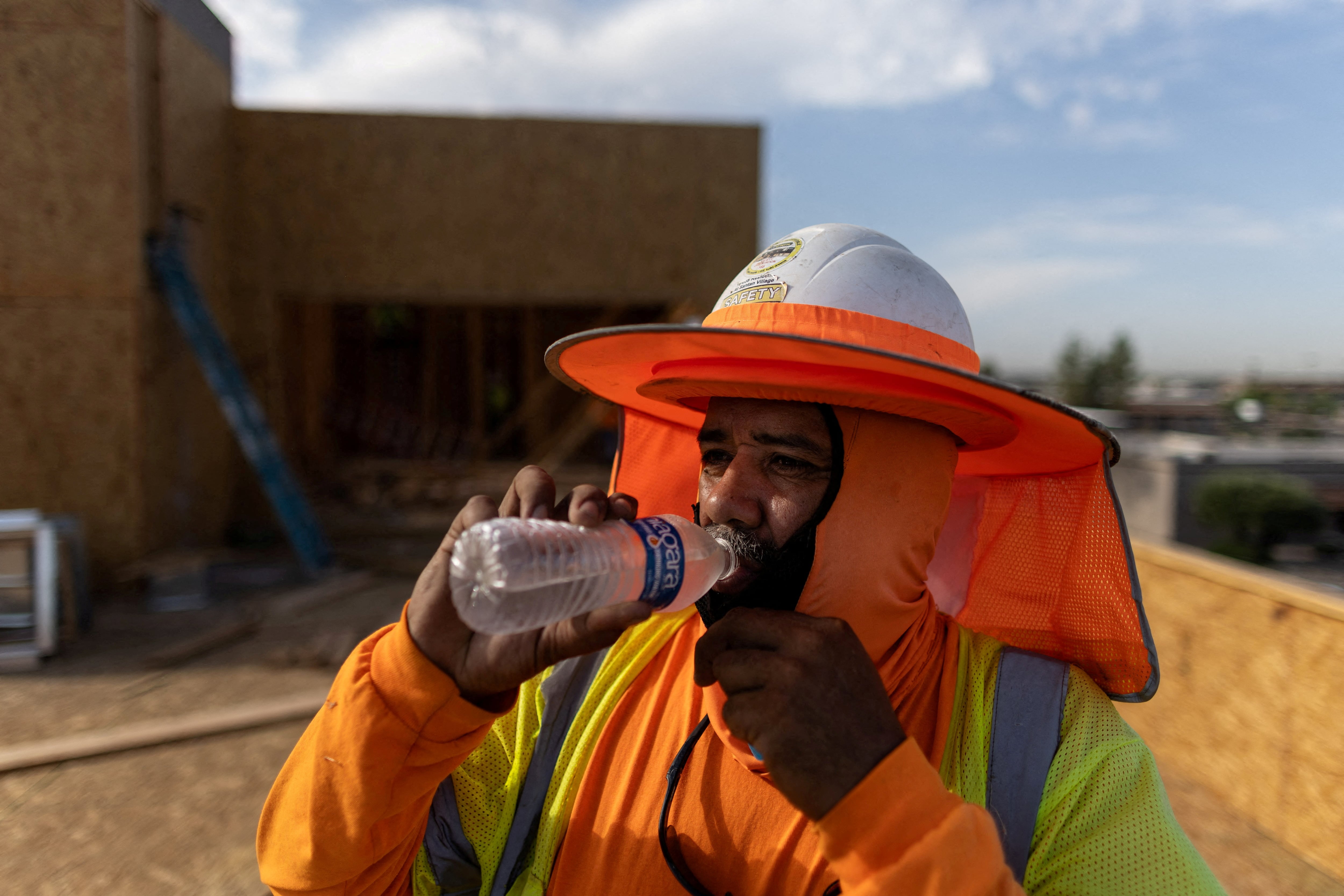 El NWS advirtió que la ola de calor extremo eleva los casos de deshidratación, calambres, agotamiento por calor y golpe de calor en grupos vulnerables. (REUTERS/Carlos Barria/File Photo)