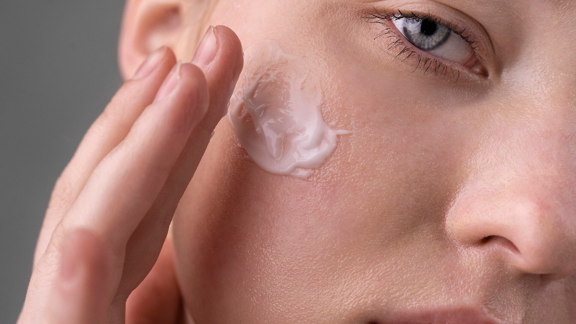 Consultar a un pediatra o dermatólogo es esencial si la piel permanece seca e irritada, a pesar de seguir todas las medidas preventivas y de cuidado - (Freepik)