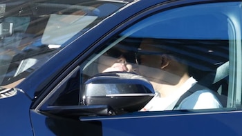 Es discreto plan de Ester Expósito y Kylian Mbappé por las calles de Madrid: abrazos, miradas y un beso captado