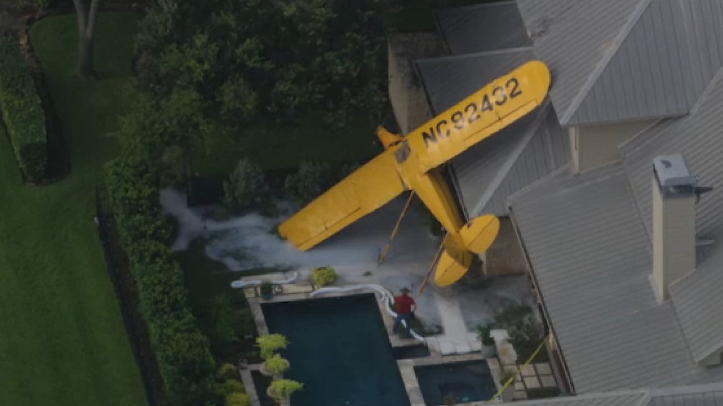 Una avioneta cayó sobre una casa en Texas durante maniobras de aterrizaje