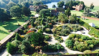 El hombre adecuó el jardín de su castillo para adecuar su jardín soñado en cautiverio - crédito Lullingstone Castle & The World Garden