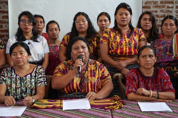 La integrante de la Asociación Grupo Integral de Mujeres Sanjuaneras (AGIMS), Esperanza Tubac (c), fue captada, este 7 de mayo, al intervenir en rueda de prensa, tras presentar una hoja de ruta para la nueva gestión de Gabriel García Luna al frente del Ministerio Público (Fiscalía), en Ciudad de Guatemala (Guatemala). EFE/Mariano Macz