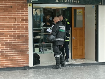 Policía Metropolitana de Bogotá acordonan la zona tras el intercambio de disparos registrado en inmediaciones de Unicentro - crédito @PasaenBogota / X