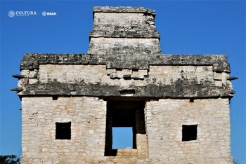 Al amanecer, la puerta del