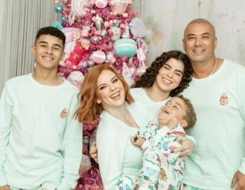 Wisin muestra su rostro completo