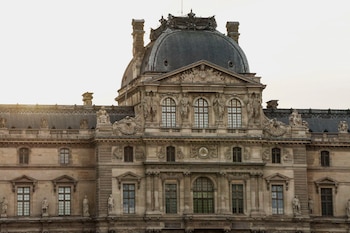 Fachada del museo del Louvre de París, el más visitado del mundo, el pasado 25 de octubre de 2025. EFE/ Edgar Sapiña Manchado.