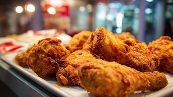 Pollo frito, crujiente, empanizado, platillo tradicional, preparación caliente. - (Imagen Ilustrativa Infobae)
