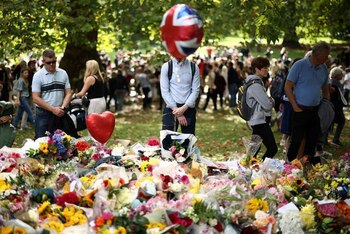 La gente rinde tributo a