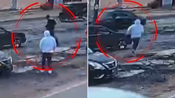 Dos paneles de video de seguridad muestran a varias personas y vehículos, con círculos rojos que resaltan a un hombre de pie y otro corriendo