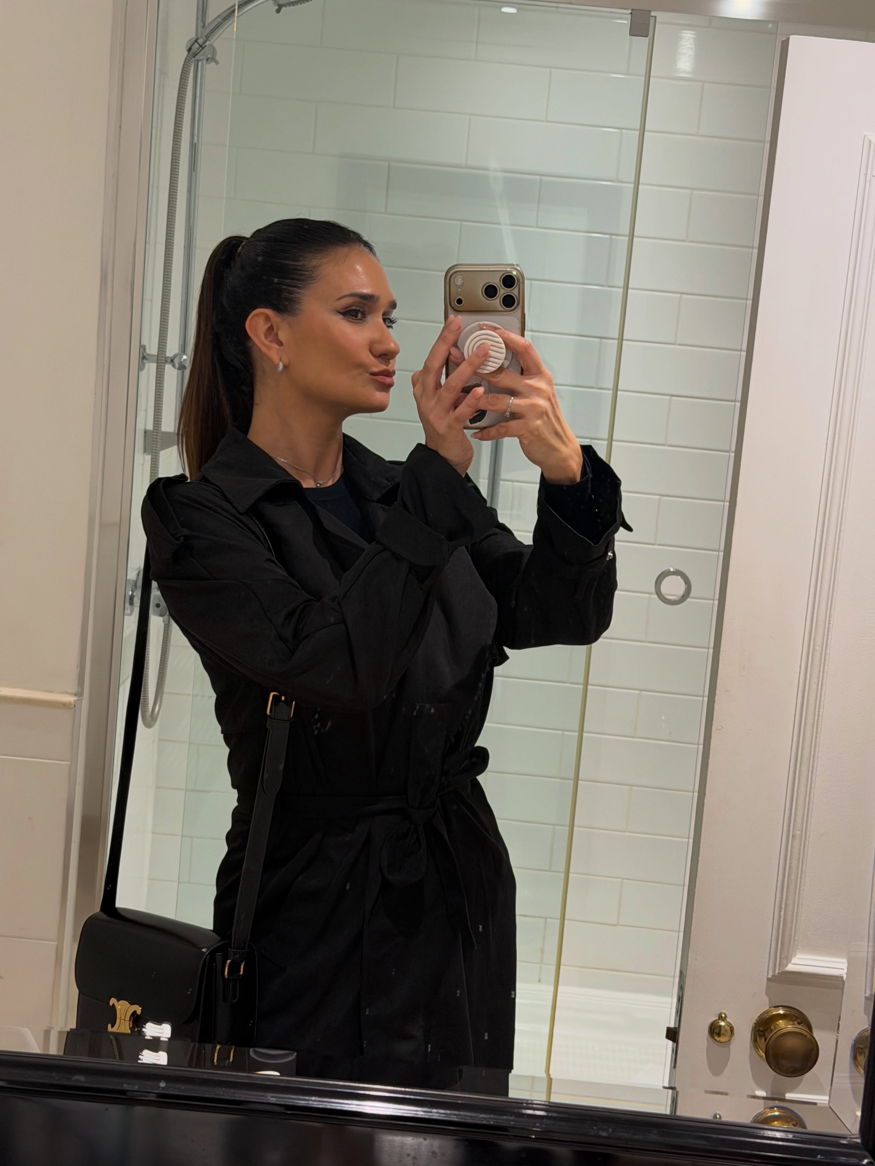 Momi Giardina se toma una fotografía frente al espejo del baño durante su estancia de vacaciones en Londres.