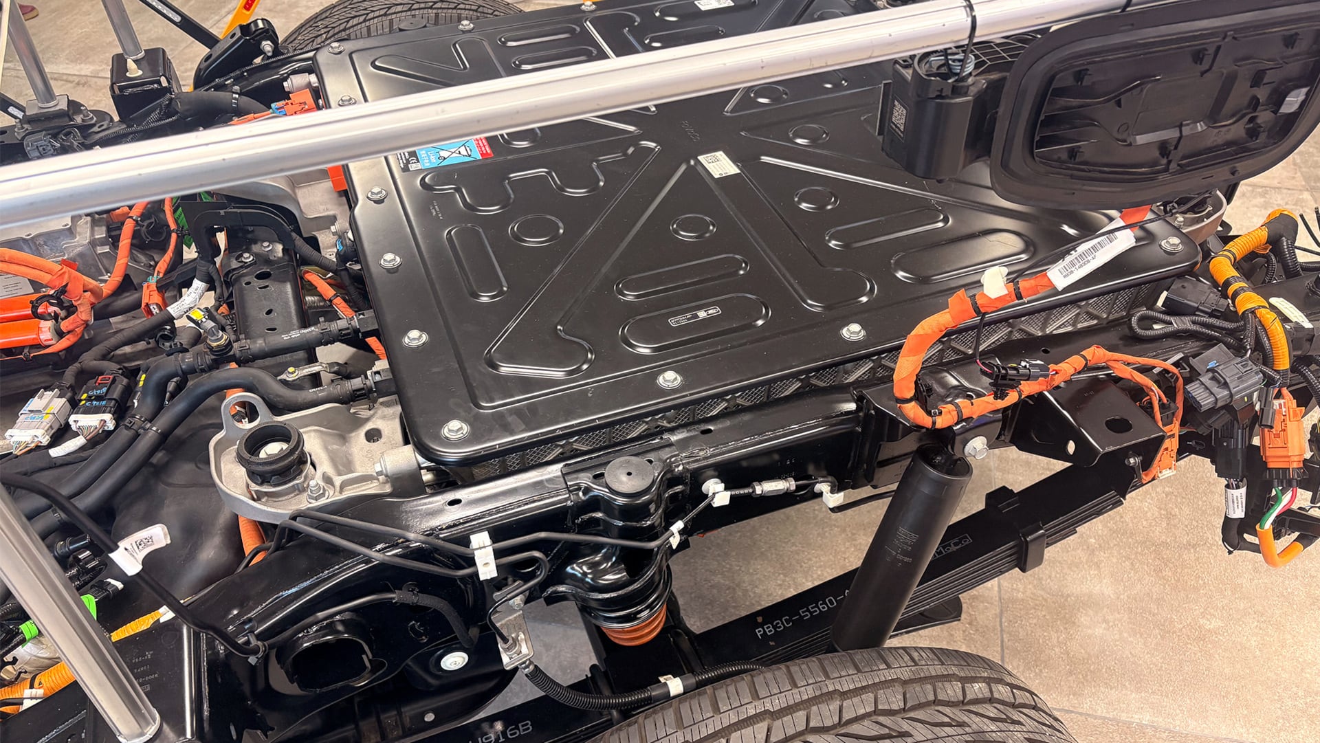 El prototipo del chasis de la camioneta Ford Ranger PHEV exhibe la batería de litio y la arquitectura eléctrica que la compañía lanzará en Argentina. (Infobae)