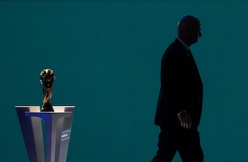 La silueta del presidente de FIFA, Gianni Infantino, junto al trofeo de la Copa del Mundo. (Darryl Dyck/AP)