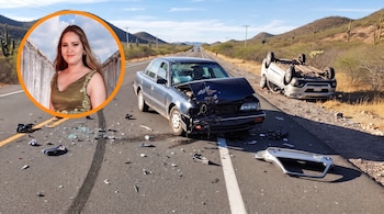 Carretera desértica con un sedán dañado y un SUV volcado. Escombros en el asfalto. Arriba a la izquierda, retrato de mujer en círculo naranja.