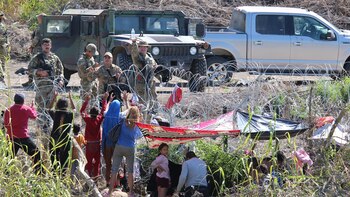 Agentes de EE.UU. retienen a