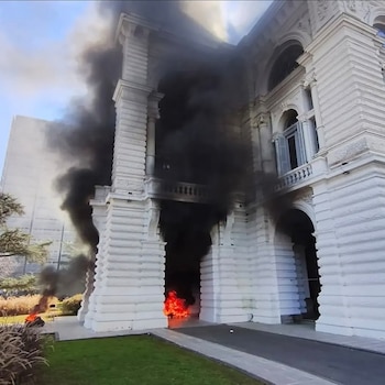 Cooperativistas prendieron fuego en la Municipalidad de La Plata