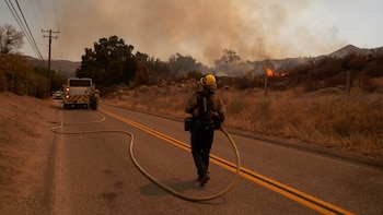 Un incendio sin controlar obliga