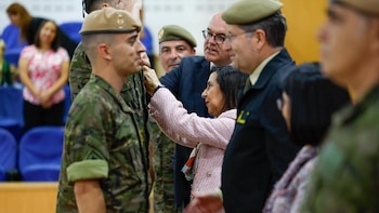 Robles condecora a la Brigada