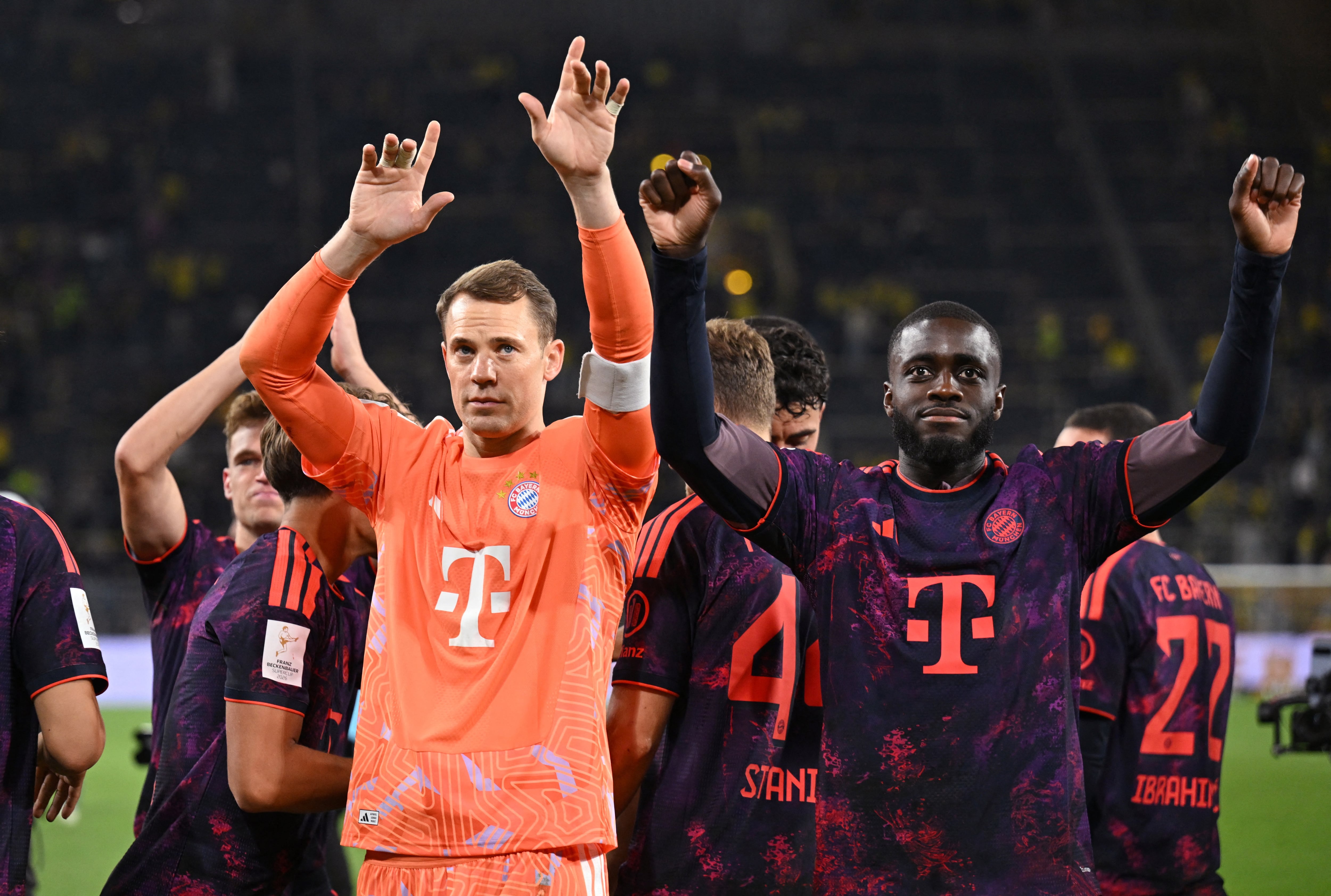Manuel Neuer y Dayot Upamecano, del Bayern Múnich, celebran tras ganar la final de la Supercopa DFL-crédito Teresa Kroeger/REUTERS