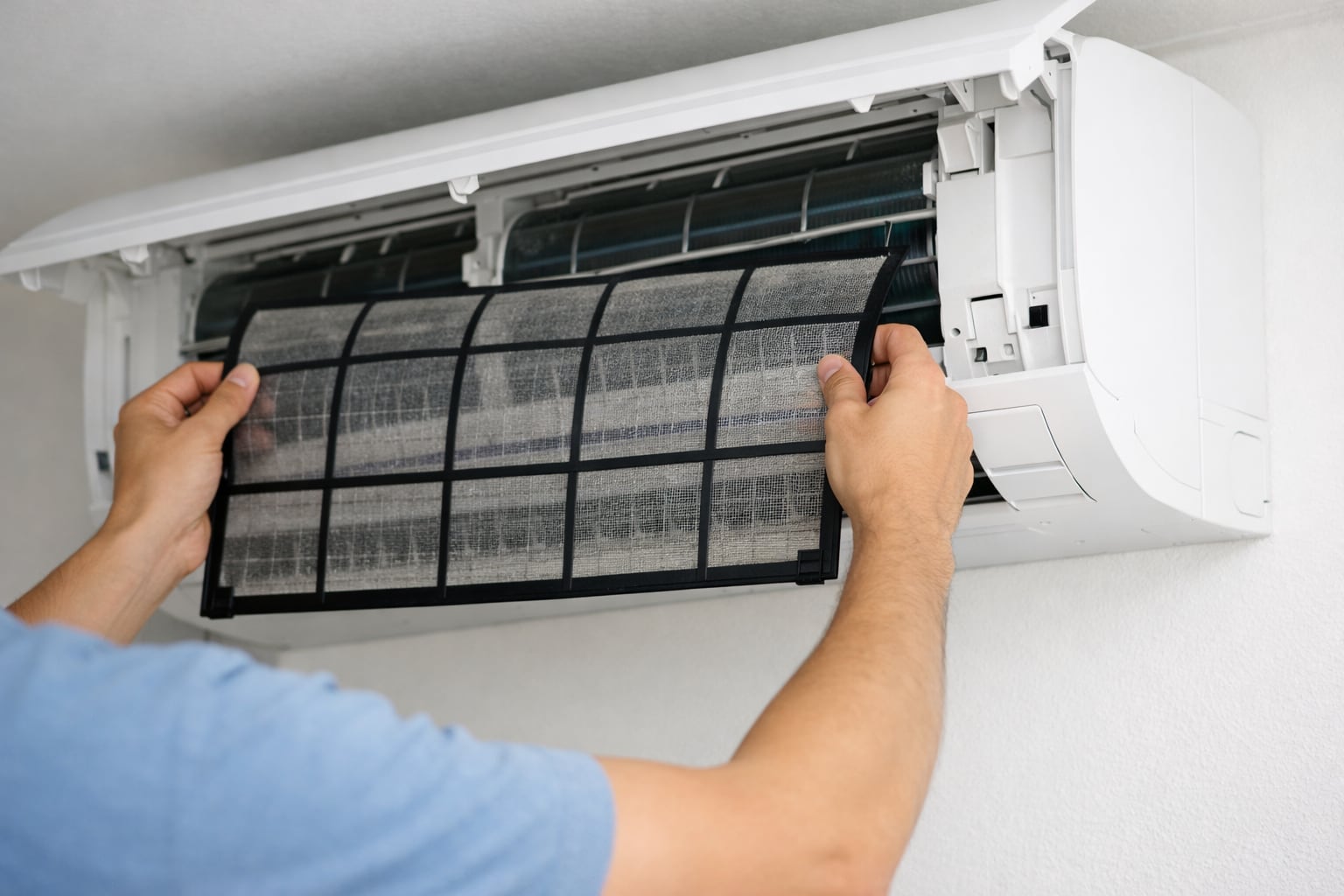 Limpiar los filtros y programar el sistema son acciones recomendadas para reducir el gasto eléctrico (Imagen Ilustrativa Infobae)